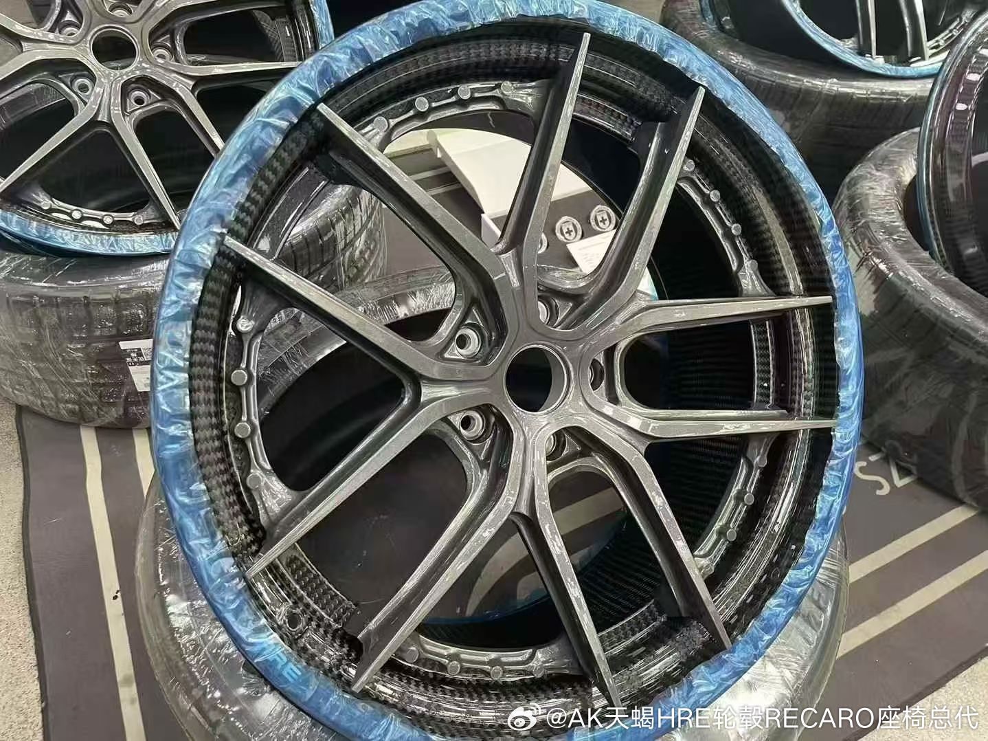G63 W465 新升级HRE顶级双片CRBN®碳纤维轮毂 HX101亮面碳纤维 23寸高承重轮毂+碳纤维轮毂盖  颜色工艺：亮灰色 Gloss Charcoal 天花板级别的工艺#改装##改装车##汽车改装##汽车改装资讯# ​