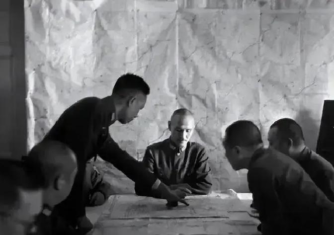 1936年12月25日下午，张学良亲送老蒋回南京，走前，老蒋对张学良说：“汉卿，我看你不用送了。南京方面，恐怕有人不会原谅你，去了反而有麻烦。”
 
飞机在云层里颠了一下。蒋介石睁开眼，看了看窗外。天色开始暗了，下面是灰蒙蒙的山峦。
 
宋美龄轻声问他：“不舒服？”蒋介石摇摇头，又闭上了眼睛。