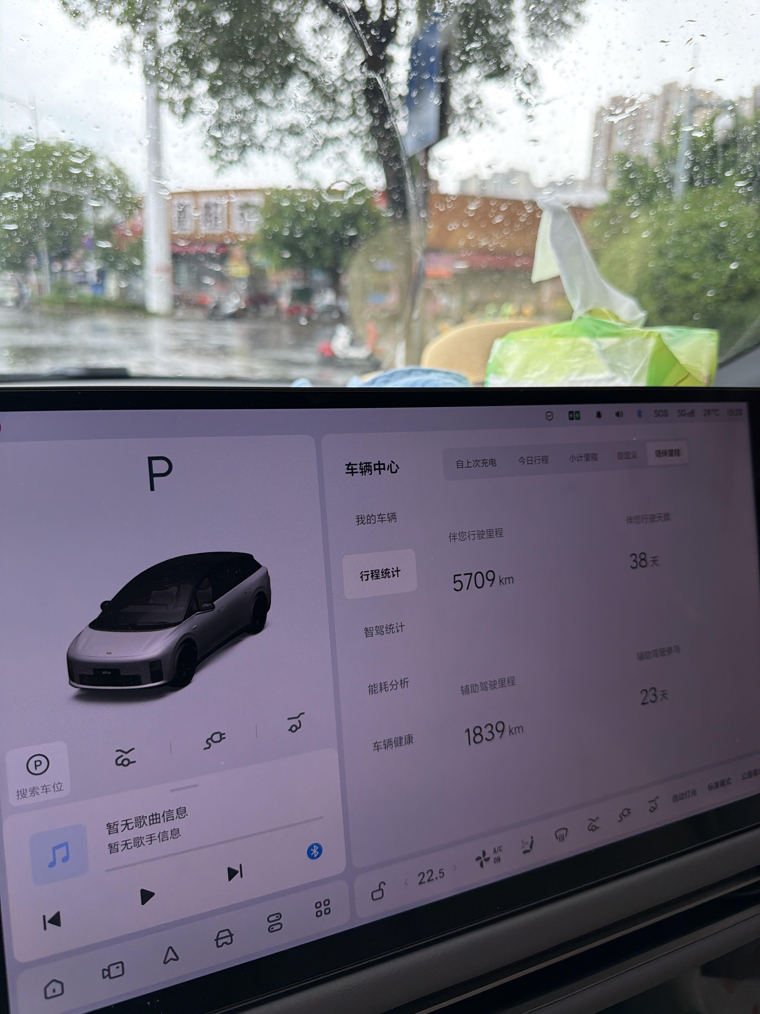现阶段仍然是这个价位区间的最强六边形战士
拥有特斯拉换新y标续
相对于特斯拉，理想i6油门线性还是差一些
相对于特斯拉，方向盘指向准确还是差一些
相对于特斯拉，动能回收还是差了不少
相对于特斯拉，续航达成率，还是差一点
但是瑕不掩瑜
相对于特斯拉，乘坐舒服性，特斯拉差了太