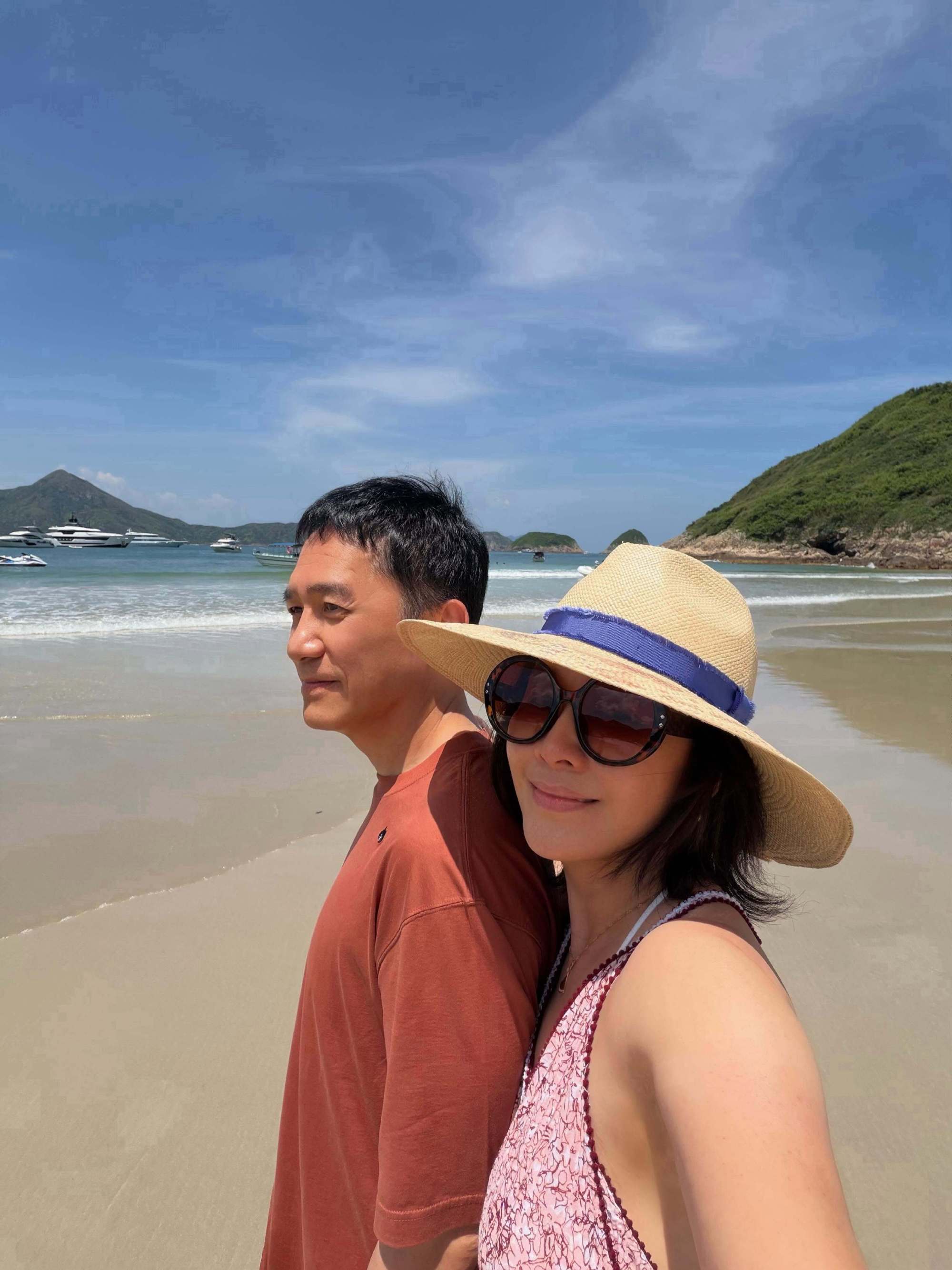 宁静大胆问刘嘉玲：“你有没有一刻觉得梁先生也没有那么好？还有更好的。”刘嘉玲沉思片刻，给了一个出人意料但很真诚的答案。

2008年，刘嘉玲和梁朝伟受不丹王室特许礼遇，在高僧诵经的祝福里，在亲友的温柔见证下结婚。

婚后两个人一直没有要孩子，他们报着对彼此最大的信任选择共度余生。

要问有没有更好的