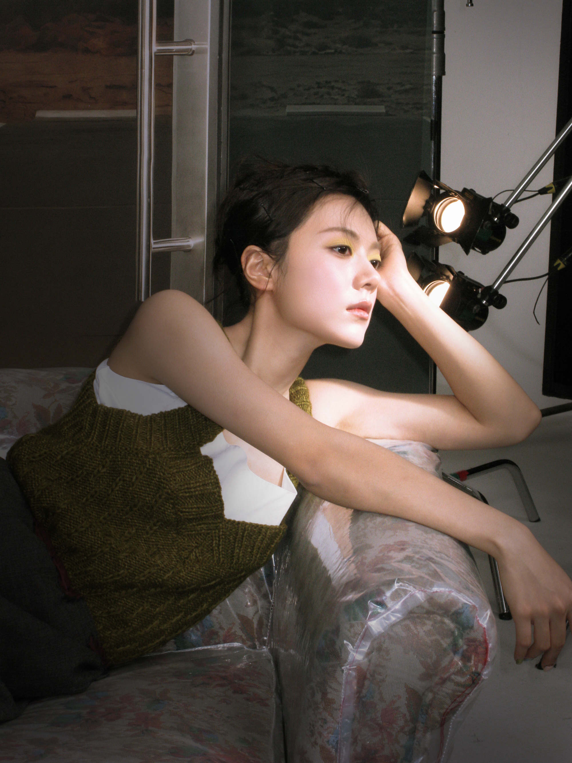 1.赵今麦和魏大勋的无可替代暂定九月下旬播，她私下造型家里人会有干涉，比较听话的，团队一直把她往流量花的路子打造的，后面也会有衣服品牌的商务要宣。

2.周也的新剧是《太行道》，男主接触的周翊然。

3.刘学义跟谭松韵的《兰香如故》热度算稳步提升，他分约出去加上片酬降了，现在也能保证输出， ​