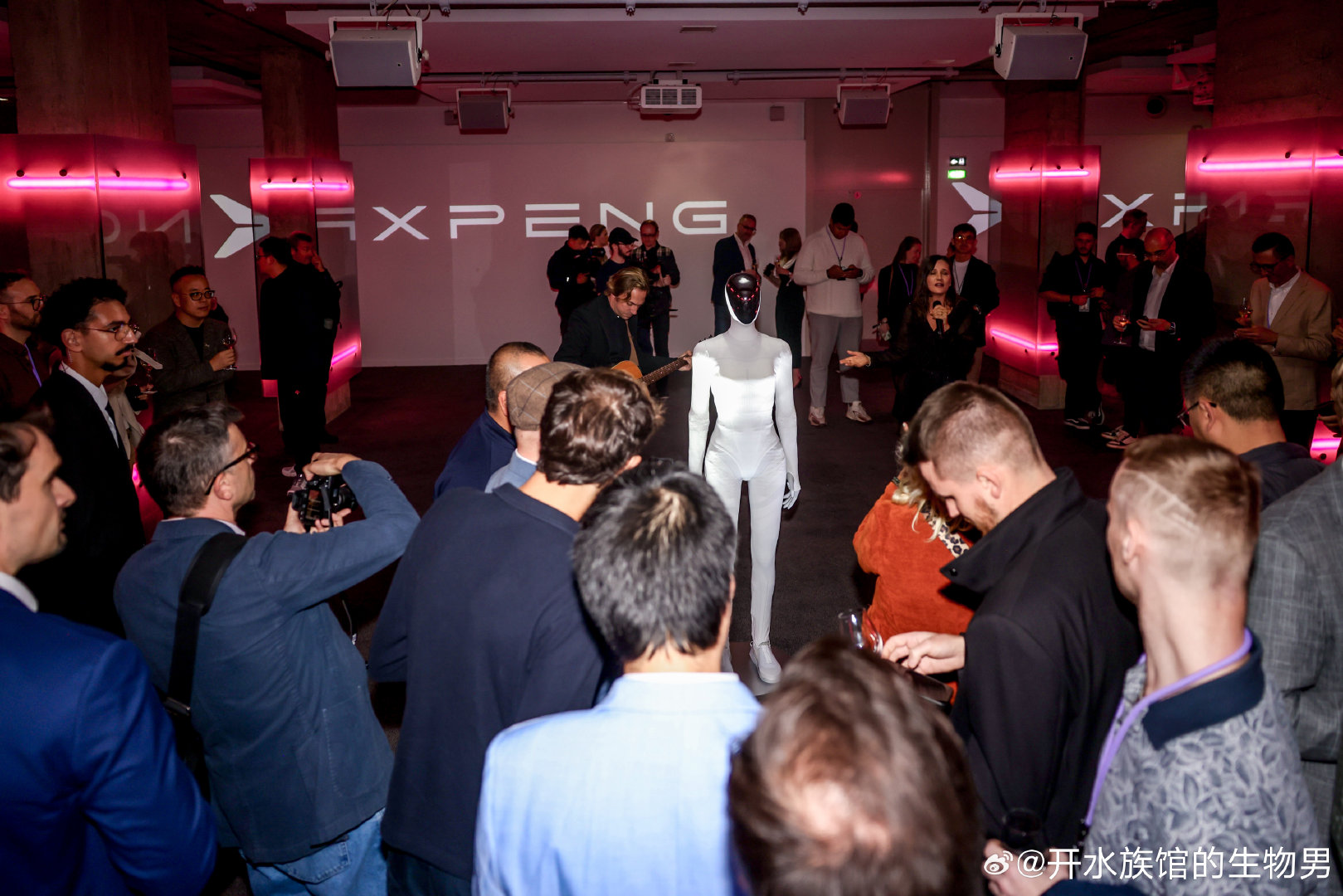 #小鹏物理AI全品类登陆巴黎车展##小鹏G9L巴黎车展全球上市#
巴黎车展上，小鹏的新能源车、人形机器人、飞行器同台登场，中国科技给外国友人带来了一波全品类震撼。 ​