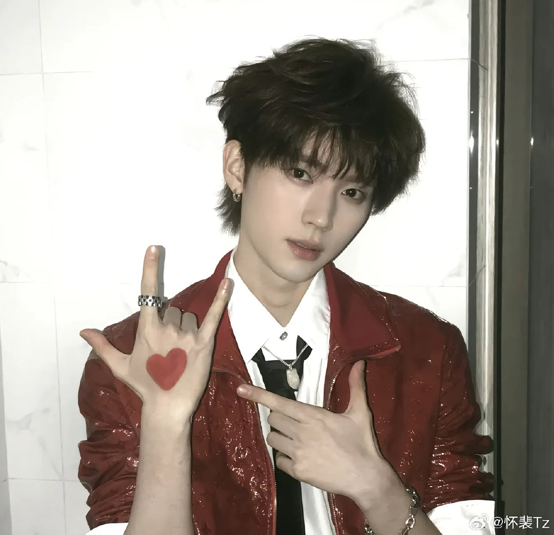 #周翊然[超话]# 周翊然#欧阳娜娜演唱会嘉宾是周翊然#
哥哥要不要这么帅啊啊啊啊 ​