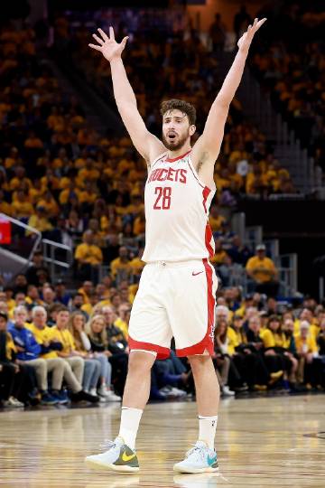 TA名记：如果火箭季后赛早早出局，球队今夏可能会考虑交易送走阿尔佩伦·...