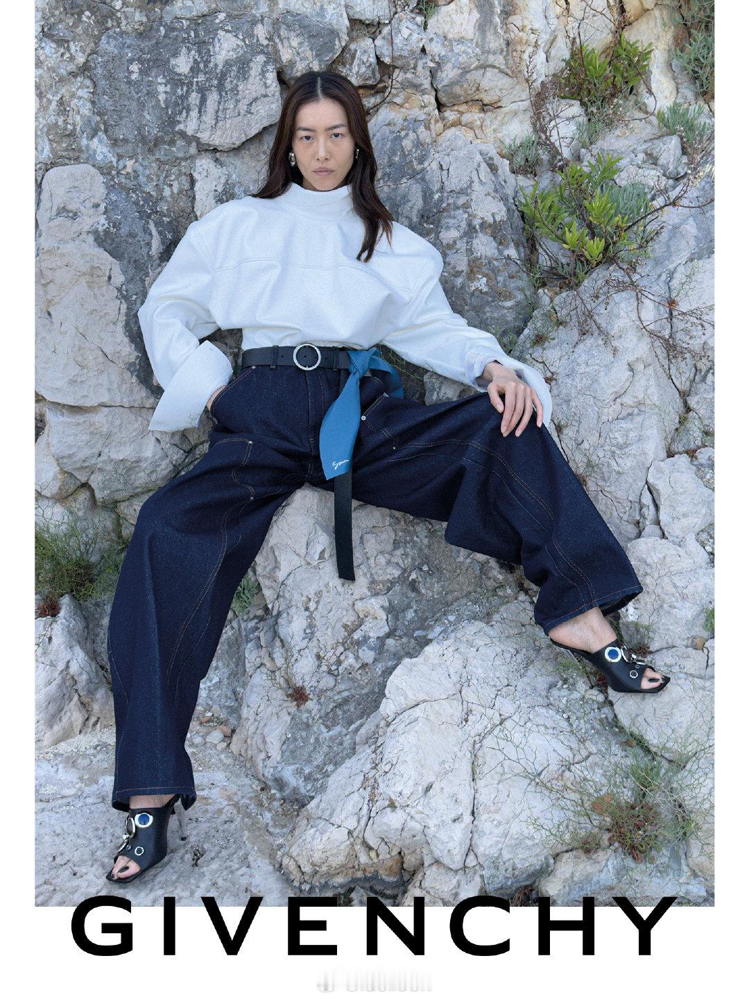 刘雯 x GIVENCHY 2026秋冬全球广告大片，Sarah Burton新季继续出镜，疏离的超模气场~ ​