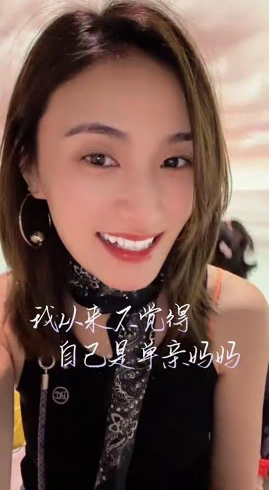 海哈金喜公开女儿庆生照，李亚鹏带妈妈来，奶奶看夏夏眼神好慈爱 ​