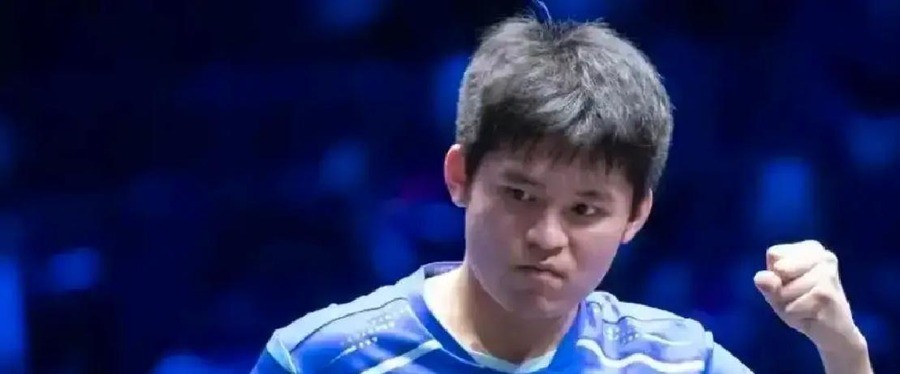 3-1赢泰国却藏最扎心一幕：世界第八林诗栋决胜局遭16岁小将逆转，王楚钦零封同一对手独扛两分，24日决赛碰日本
同一个对手，同一场比赛，两个中国选手打出了截然不同的结果。

9月22日晚名古屋亚运会乒乓球男团四分之一决赛，王楚钦面对泰国16岁小将普里查扬，11-3、11-3、11-8干净利落地零封。