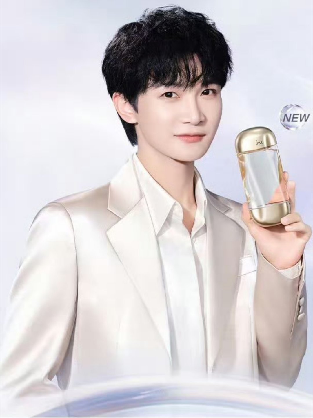 周老师穿这种白色缎面也太美......😇 ​