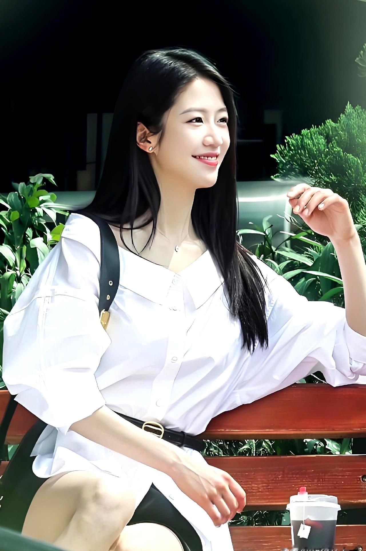 新剧《余红旧事》刚播，很多人就被演郝洁的向涵之勾住了，之前在《大生意人》里演白依梅就让人过目不忘
 

内娱最难找的不是大美人，而是那种往镜头前一站、就能让男主爱而不得的“初恋白月光”。长相清清爽爽，眼神干干净净，偏偏自带一股两情相悦却阴差阳错的意难平
 

这次一人分饰郝洁和郝芳两代人，搭档张哲华