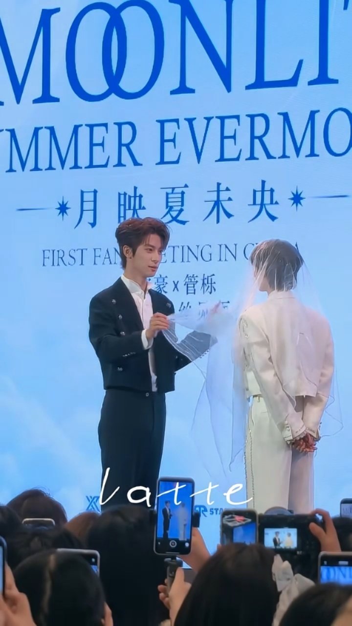 。。。该管的不管，以后别叭叭郭嘉的生育率低哈！[doge]
居然还复刻陈晓的头纱吻，恶不恶心🤮 ​