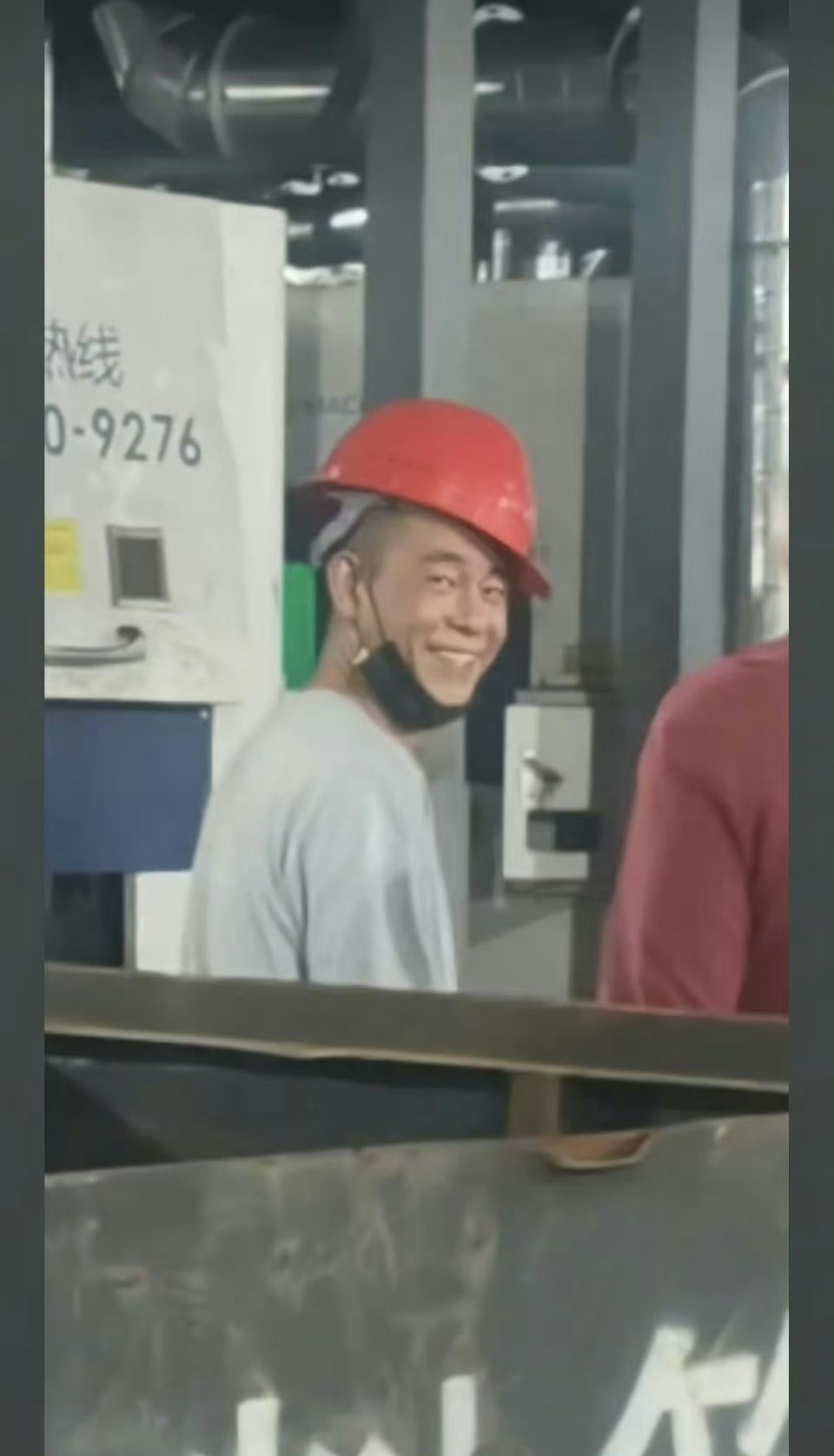 #撞脸陈小春车间工人也姓陈#
福建一位车间工人意外在网上走红。有网友拍下视频，说厂里这位大哥神态长相酷似陈小春，更巧的是，大哥本身也姓陈，说话还带着几分广东口音，一连串的巧合让不少人直呼“缘分太奇妙”。
 
还有网友联想到陈小春早年在节目里聊过，家里曾经因为家境困难，把最小的弟弟送养的 ​