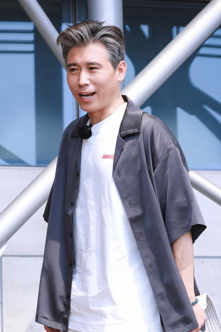 #疑似李乃文一家三口同框#目前李乃文本人以及工作室，还没有针对网传的京都聚餐画面做出任何官方回应 ​