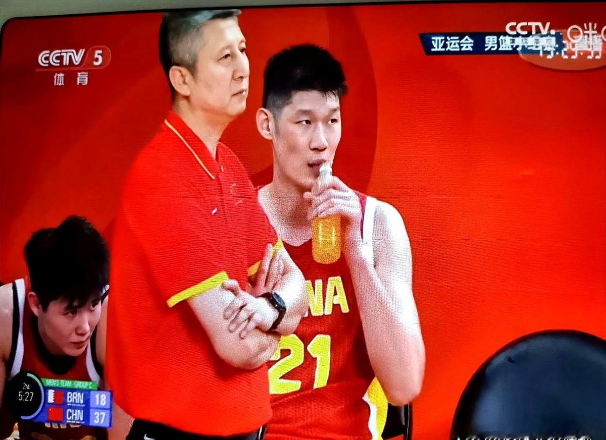 领先21分，胡金秋还在场上死磕。

郭士强指导这操作，真让人捏把汗。打巴林这种临时凑的队，第一节就直接打花了，比分32比11，看着都觉得没悬念。

可二、三节，胡金秋还在场上。先是连着吃犯规，后来干脆被对方直接撞翻在地，躺那半天。直到那一刻，才被换下来歇着。

主力不是铁打的，尤其是胡金秋这种老将。