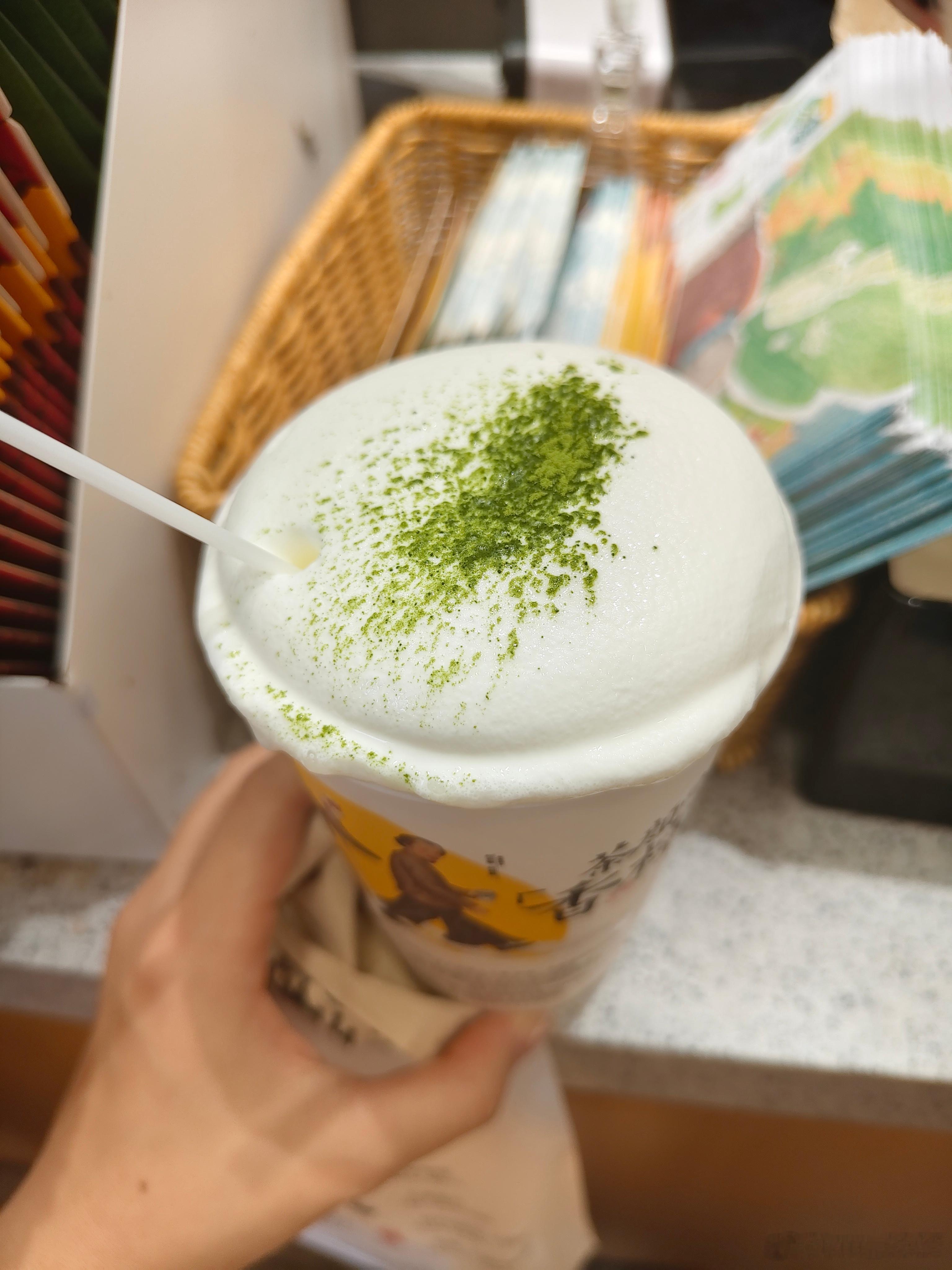 又是喝到了茶颜悦色的伟大一天
虽然现在鲜奶茶泛滥，经典款幽兰拿铁已经没有原来的惊艳感，但今天喝了三款新品还是给人惊喜！
个人最喜欢白雪戏少年，是苹果茶，也是三杯里面最甜的，顶部的奶泡很绵密奶味很足
等凉风来和唯有柚香如故是一挂的，都是酸甜口很清香的味道，一个柠檬奶一个柚子奶，里面还 ​