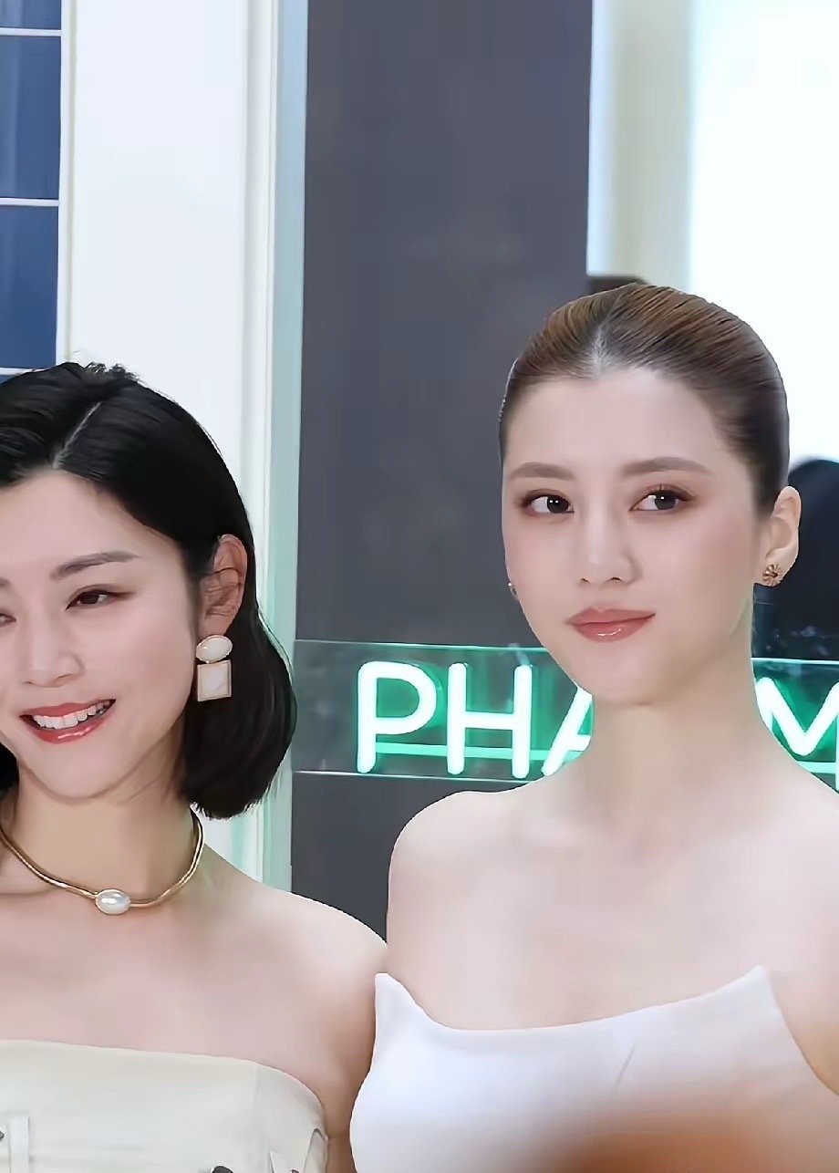 41岁卫诗雅同框吴千语，一奶一白气质碰撞，生图状态太能打[点赞][点赞] ​