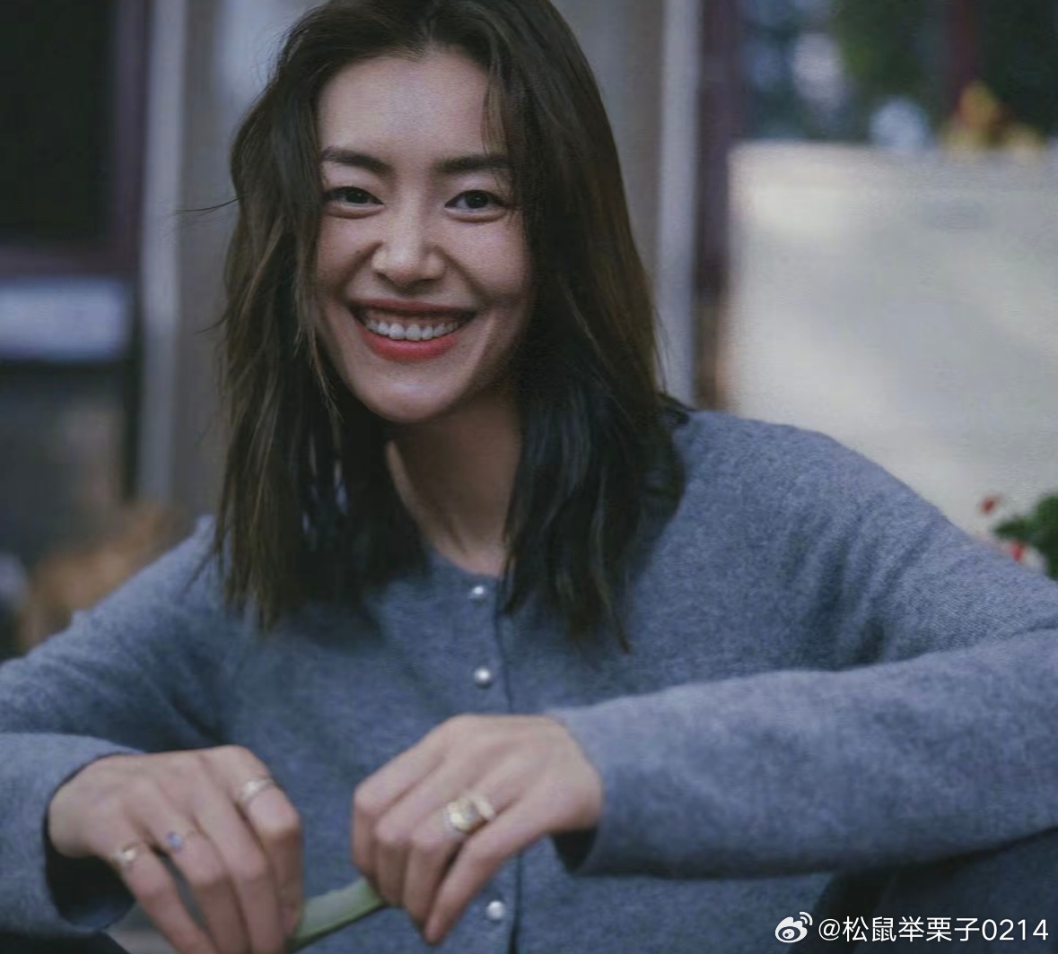 刘雯近期因点赞男友井柏然新剧宣传片被部分剧粉指责“扫兴”，但她的主业动态才是真正看点——出道20年仍是亚洲超模天花板，单季拿下九支顶奢成衣广告刷新纪录。  一、近期争议背后的“事业运”真相- 点赞风波