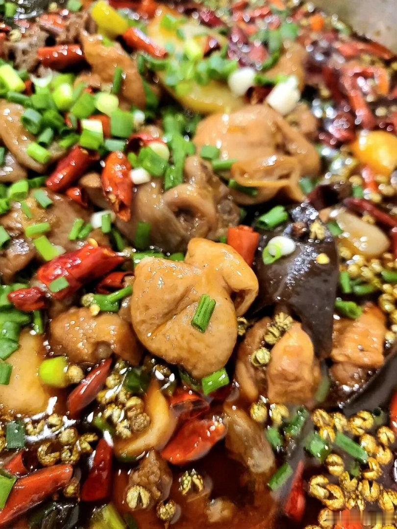 #乐山肥肠江湖# 【夫妻肥肠鸡】这家店，一到饭点就是爆满状态，没得哪个人路过不流口水。鸡肉紧实有嚼劲，肥肠打整得很干净。最绝的是锅底自己炒，配菜又多还吸饱了汤汁，香糯入味！

地址：市中区雪衫路242号
图源 | 花生糖的日常分享
#原来八宝粥是生米装罐##乐山美食推荐# ​