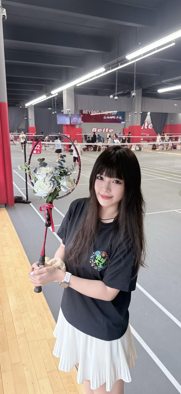 咦 球友送的什么破拍子 怎么不穿线啊🏸