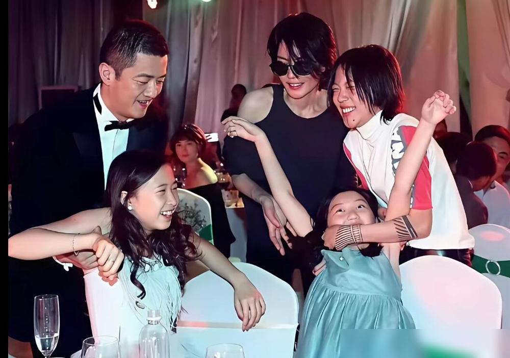 2016嫣然晚宴上的王菲李亚鹏合影，居然是P的？
亲历者回忆那场10周年宴，李亚鹏带李嫣去的，全程守着拍拍卖，连窦靖童的影子都没见。
当年9月1、2号的媒体报道全写着王菲缺席，官方现场照也没她。
四人同框的慈善合照，其实是2017年的另一场活动。
有些团圆的记忆，终究是滤镜盖过了真相。
当