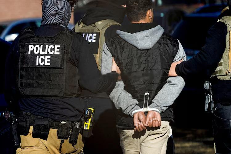 60天，抓捕近10万人。

美国移民与海关执法局（ICE）刚刚交出8月“成绩单”：单月逮捕人数约5万人，与7月高位基本持平。

连续两个月，执法规模都站上近年来的高位。

此前外界一直在问：地方政府不配合，法律争议不断，移民执法到底还能推进多远？

现在，答案越来越清晰。

联邦执法力量正在持续向一 ​