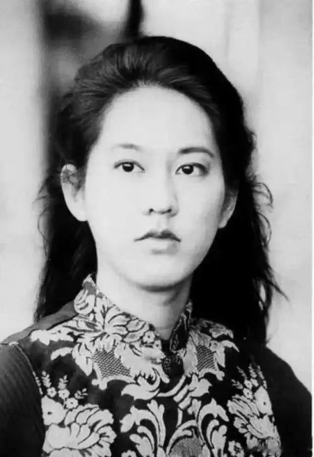 今天是张纯如的忌日，她把生命献给了中华民族那段沉重的历史，缅怀张先生！...