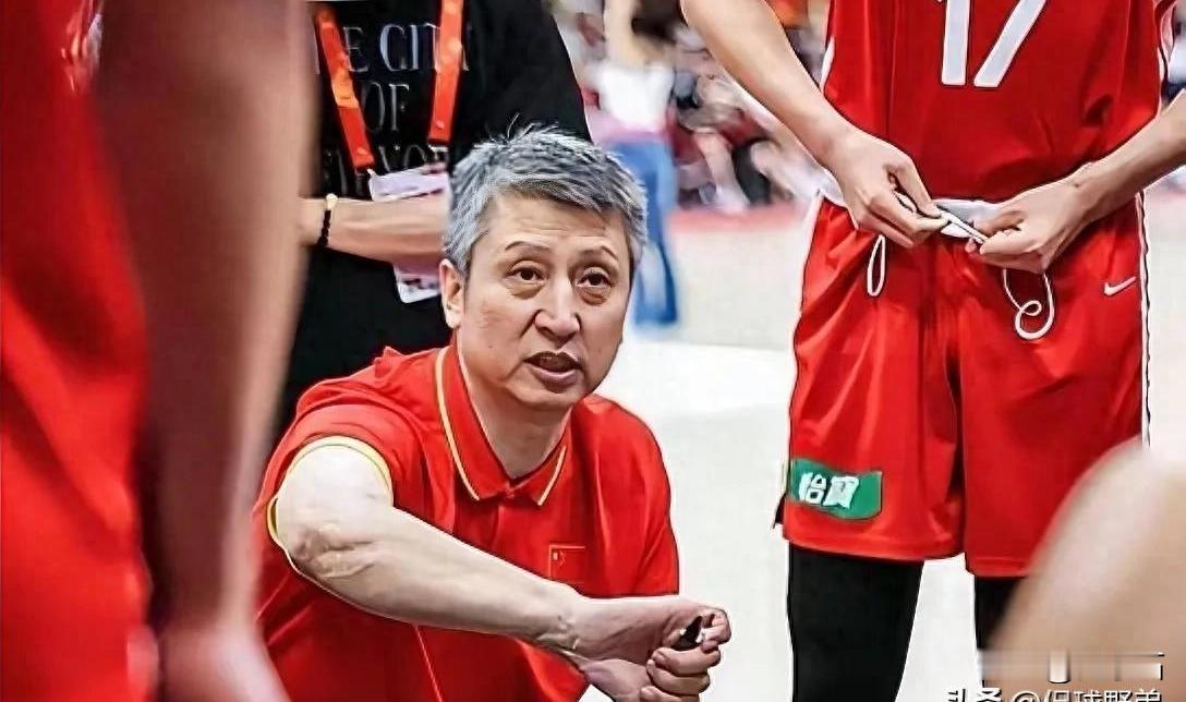 中国男篮世预赛险境与机遇：主力缺阵对决，内线新星能否扛起大旗