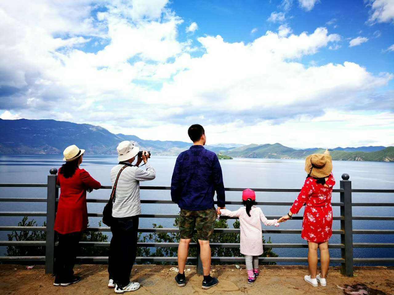 #请3休13的人现在都到哪里了# 一部分人已经冲在旅途前线，错峰抢占长线目的地：有人在西北大环线自驾，有人蹲在南疆看秋景，还有一批直接出境，欧洲、东南亚机场到处都是这批拼假大军，提前躲开国庆正高峰，慢悠悠深度游。
 
另一部分人，假批了但工作没离线，随身背着电脑，酒店里抽空回消息，属于“ ​