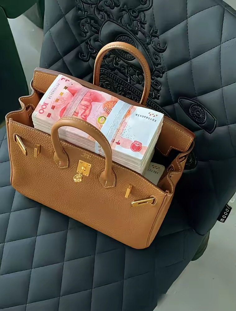 下午我到银行去存钱，发现一个奇怪现象。一位阿姨存了十万元，拿到一部苹果16，准备