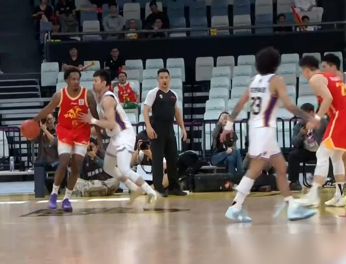 广厦敢把胡金秋摁在板凳上，眼看对面外援狂砍44分，居然加时赛20比7直...