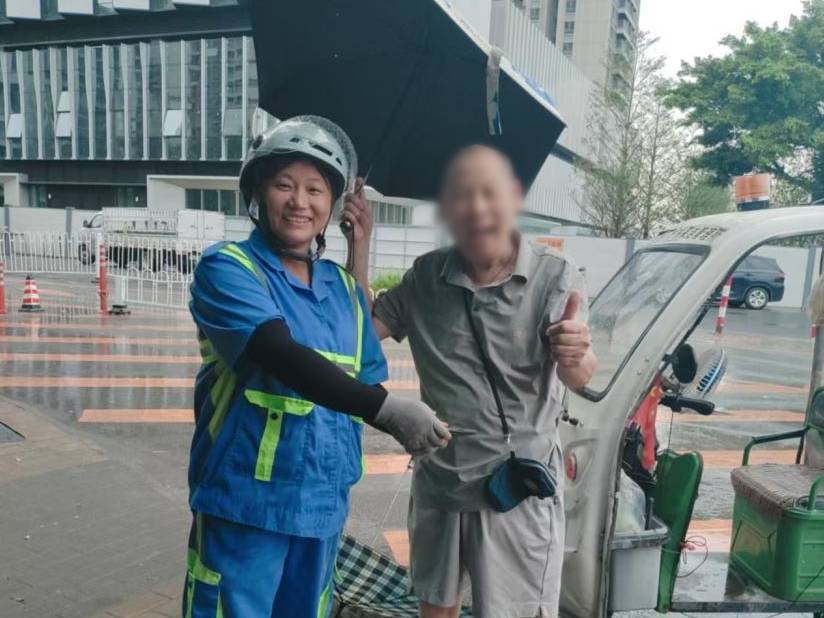 【捡到手机后，她婉拒了200元感谢费[点赞]】#广州城管正能量# 近日，荔湾区环卫工人徐冬梅在芳村大道中捡到一部手机，她第一时间报备并妥善保管。失主赶来后，她仔细核实信息，将手机完好归还，婉拒了失主给的200元感谢费。拾金不昧看似平常，却让城市文明有了具体模样。 ​