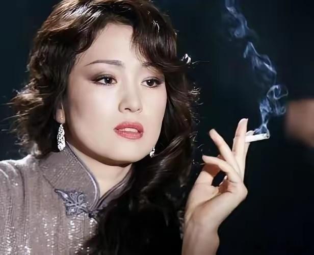 和烟草局朋友吃饭，他酒后吐真言：前几年差点愁死，现在全靠“细烟”和女人把业绩拉回来了！

​他说2020年前后那阵子，他们内部其实非常焦虑。各种数据都在预警：吸烟人口明显下降，销量跌得很厉害。尤其是现在的年轻人，抽烟的越来越少，断层非常明显。

​那时候他们最怕什么？怕行业衰落，怕缩编， ​