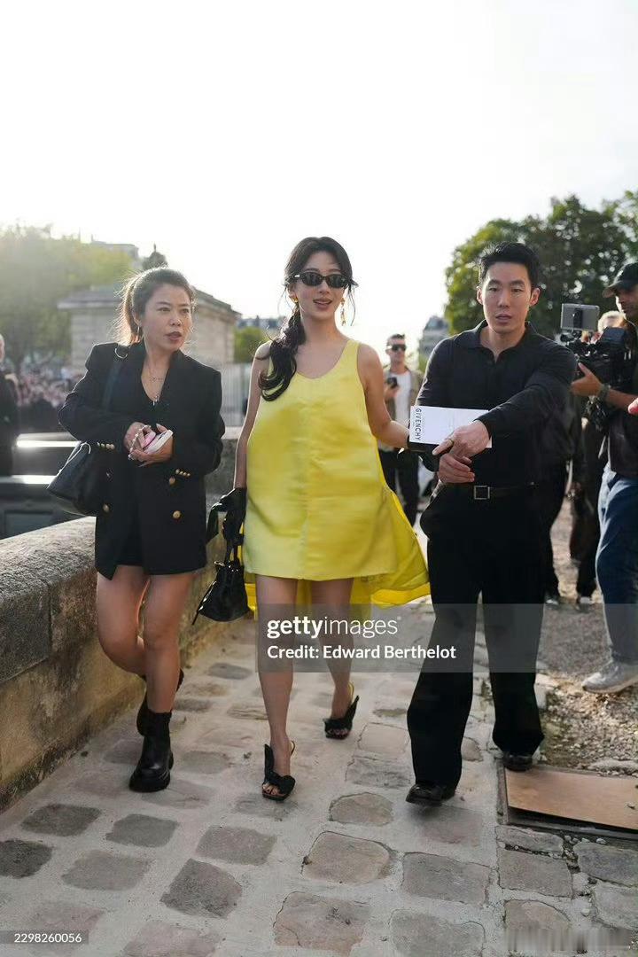 杨紫这组纪梵希大秀生图刚放出来，直接让一众网友炸锅！
有人吹她无预热空降中国区唯一代言人，直接跳过高奢常规的挚友、大使流程，坐C位和CEO同排看秀，明黄缎面裙生图比精修还抗打，是东方脸高级感范本。
转头就有人吐槽她骨架撑不起高定剪裁，还扒出品牌成衣线连关十多家门店，所谓“顶奢代言”水分不小，两边吵得