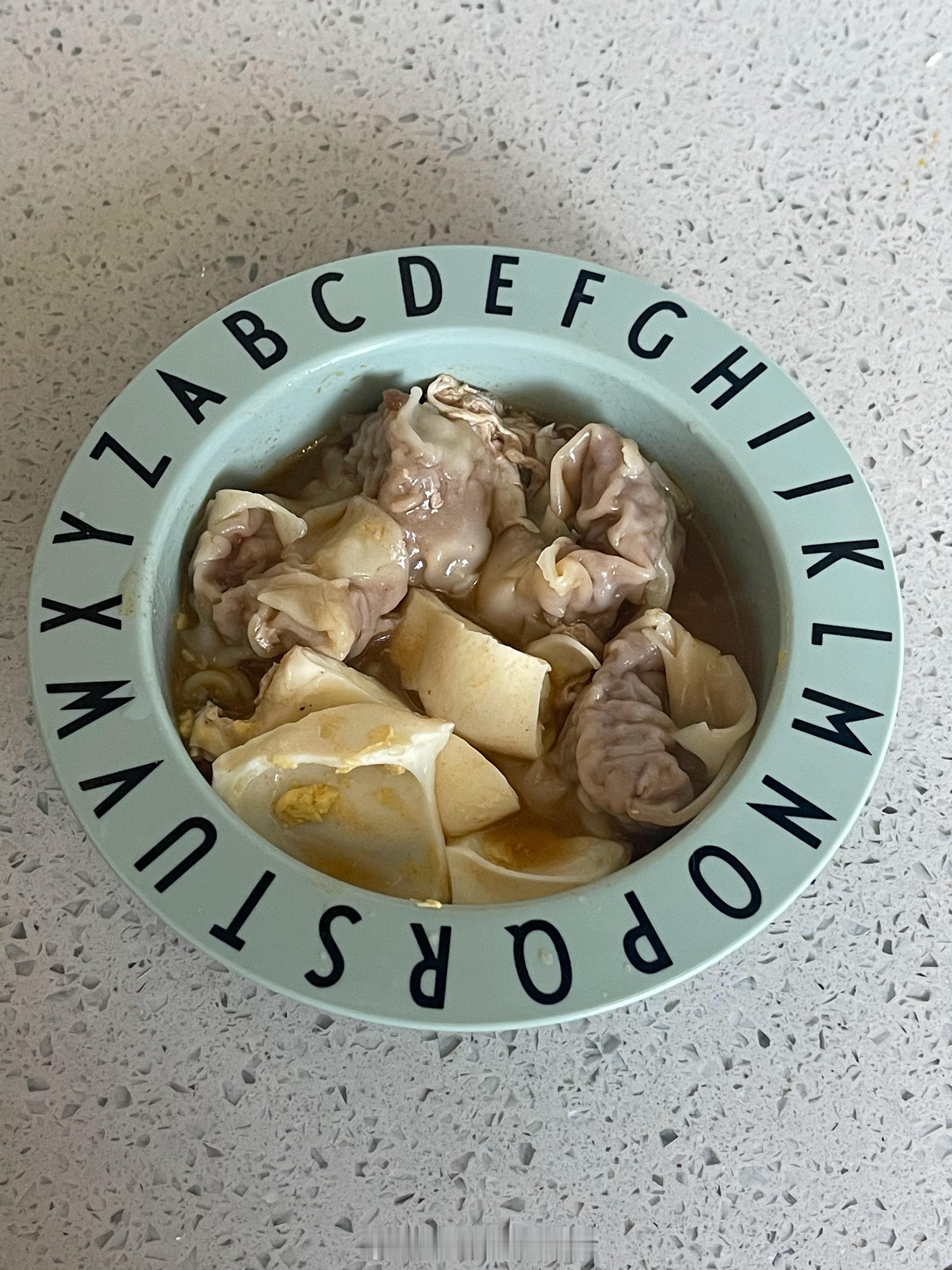 弟弟现在吃的都是姥姥牌馄饨，皮薄馅大，招财猪和奥斯卡今早尝了尝，说比买...