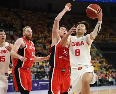 中国篮球没落的最大原因是什么？一位老球迷的自白：我为什么五年六年间不看CBA了，输给日本只是一种结果，并不是原因

中国男篮在名古屋77比97输给日本，很多人盯着20分的分差看。我认为，真正该研究的不是这一场输了多少，而是中国篮球这些年到底把什么东西慢慢丢掉了。

新华社公布的数据很直接，中国队投篮