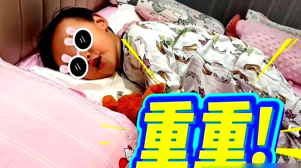 荧幕上刚演完硬汉，回到家刚沾床，就被亲闺女连人带枕头请出了主卧。

任重拍戏回家，呼噜刚响就被大女儿直接赶出来，抱着枕头站门口一脸懵。一旁的妻子孙骁骁挺着二胎肚子直乐，顺势补刀一句客房已经铺好了。

任重只能发视频自嘲，如今这家庭地位，硬是排到了家里的绿植后头。其实他心里清楚，家里全靠孙骁骁撑着，带