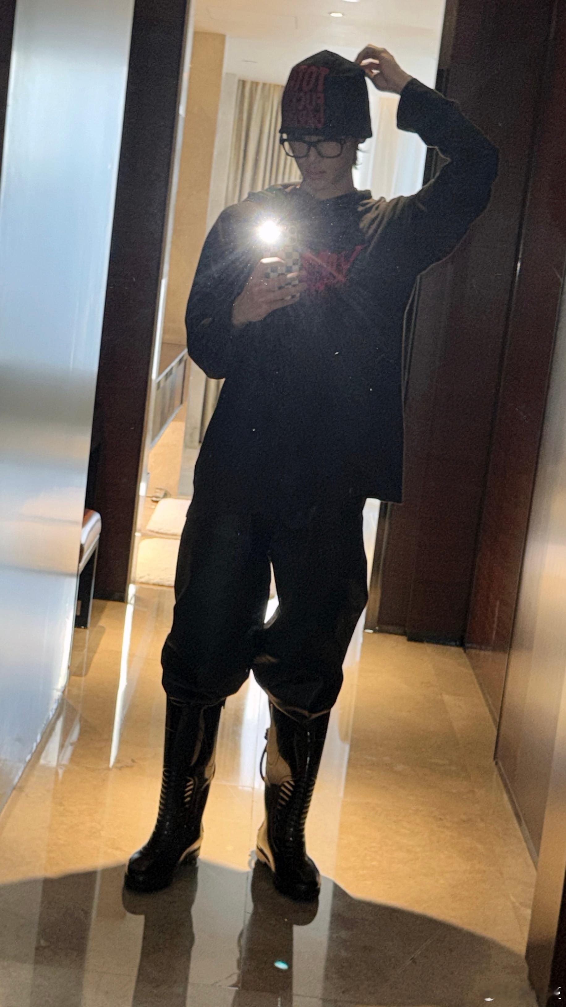 喜欢什么东西就是要把颜色全部买齐的一个男孩好萌吧🥺🥺  大靴子也要...