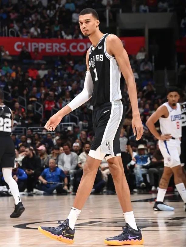 马刺VS开拓者赛事预测  比赛走势：开局两队短暂拉锯，开拓者依靠外线紧...