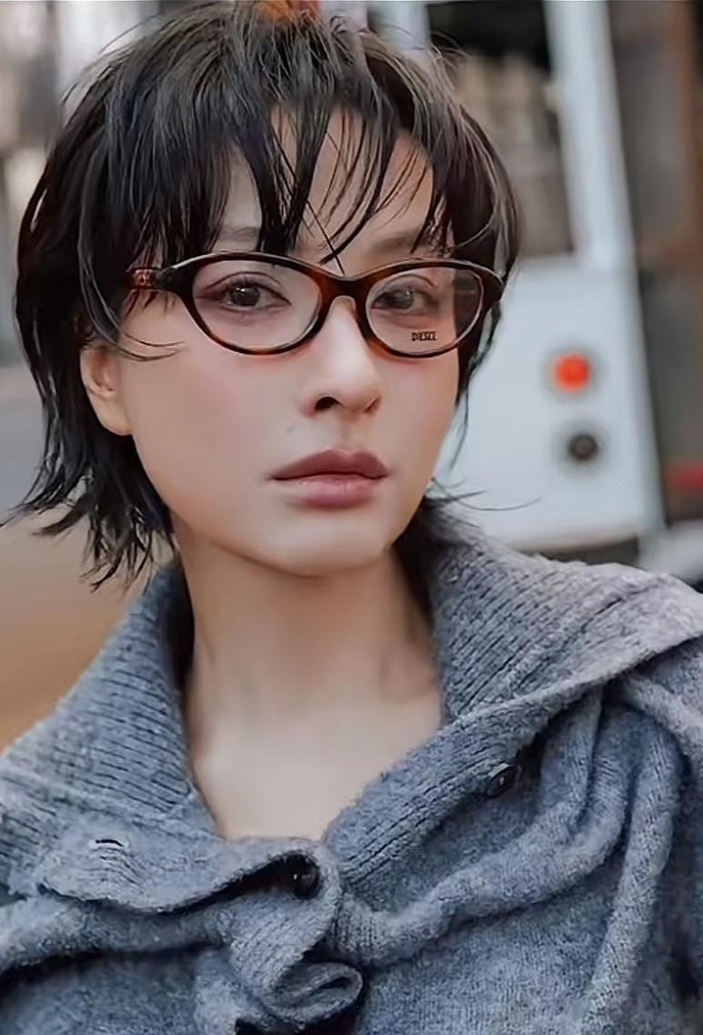 第一眼看到吴昕在米兰时装周的生图，我愣是没敢认这是当年台里那个唯唯诺诺的姑娘。
超短发、黑框眼镜，一身剪裁奇奇怪怪的毛衣，脸上连个标志性的营业微笑都没有，整个人冷得像换了副骨架。
以前在快本，她的角色永远是被边缘化的背景板，被贴上傻白甜、小粗腿的标签，连说话都得小心翼翼地陪着笑脸。
到了40岁