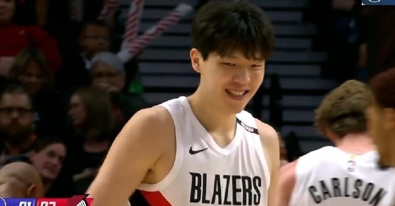 杨瀚森季前赛打勇士末节出战12分钟拿下6分2板4助攻，开拓者123比118赢了球。上一回季前赛碰勇士他打了21分钟就六犯毕业，这次同样对位却能在末节站住脚，防守选位确实比去年清楚多了。看比赛最直观的感受是这小孩不慌了，拿球知道该往哪给，篮下勾手那下也稳，完全不是去年那种上去就懵的状态。但说实话，他打