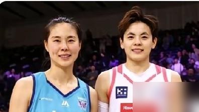 31岁，脚踝韧带都断了，还跑去澳洲打替补，图啥？
悉尼火焰对南区飞人，门票早卖光了。杨舒予首发，26分钟拿11分，正负值+6，带队逆转。王思雨替补，右脚踝缠着绷带上去干，26分钟也拿11分，三分2中2。
一个首发一个替补，数据愣是打平了。国内联赛她俩都是绝对核心，球权管够。到了WNBL，一个得从