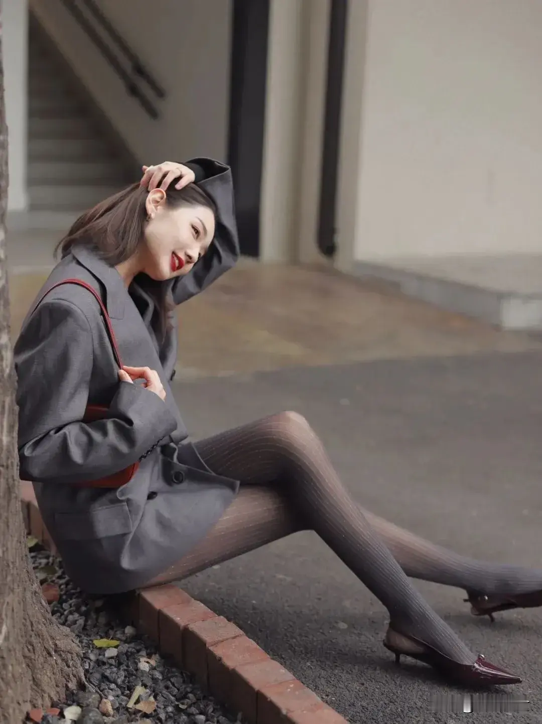 优雅红唇女郎，灰色西装穿搭，都市时尚风