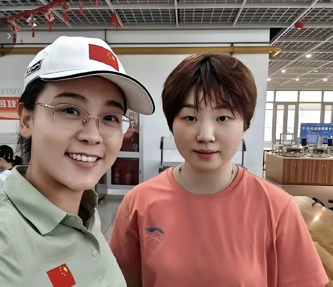 封训照曝光，王楚钦眼袋挂到下巴，孙颖莎裤子像裙子，真实状态让人心疼。

最近国乒封训结束的视频和亚运会公式照在网上传开了，我看了之后感觉挺感慨的。说实话，运动员平时看着光鲜亮丽，但这次封训照真的太真实了，一点没藏着掖着。
王楚钦头发确实剪短了，人也瘦了一大圈，但最明显的是他脸上的疲惫感。眼袋都快挂到