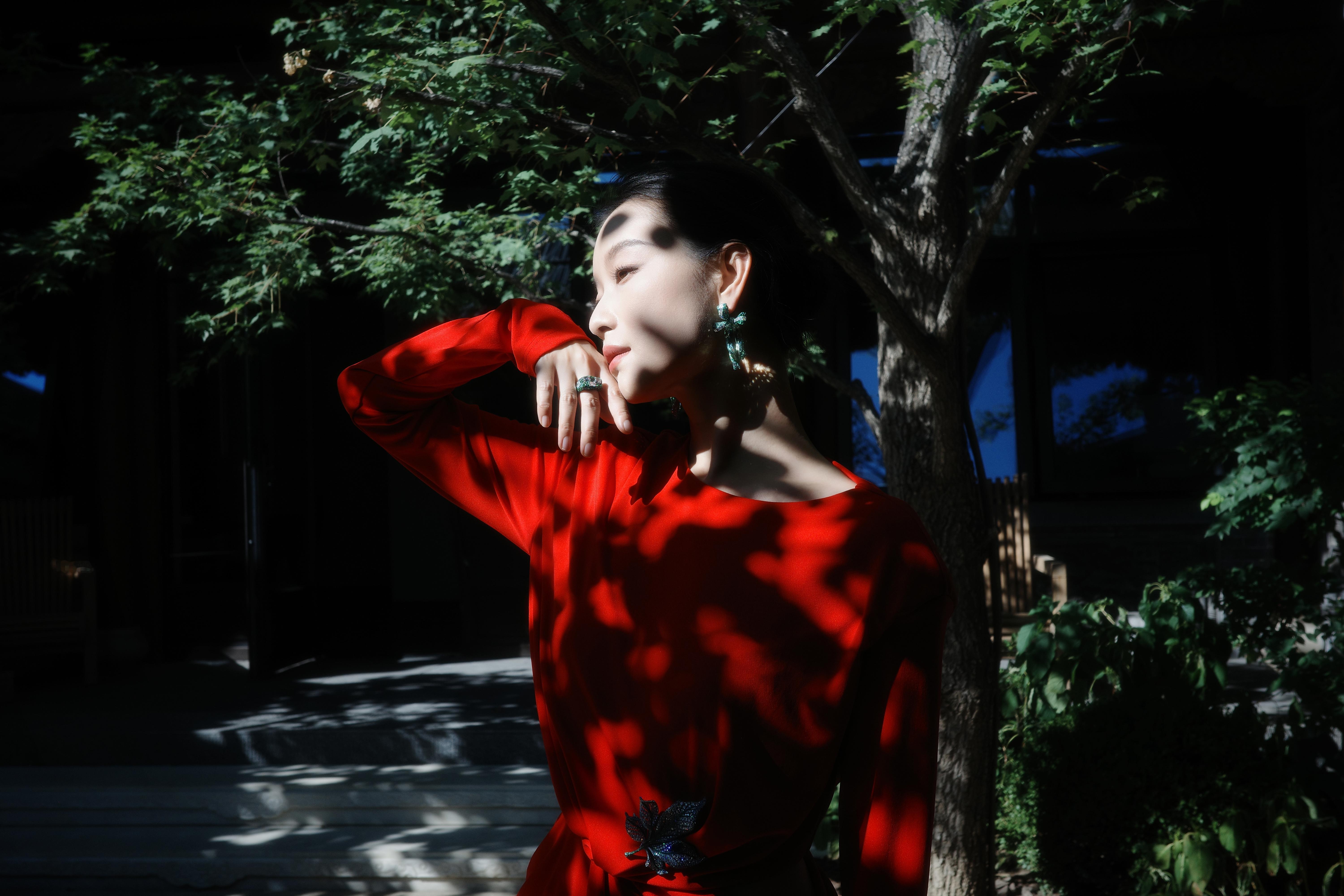 #倪妮[超话]##上城家宴# 一鱼一乐，摆尾游动怡然自得，万物有灵是自由的风物#上城家宴重见大同# ​