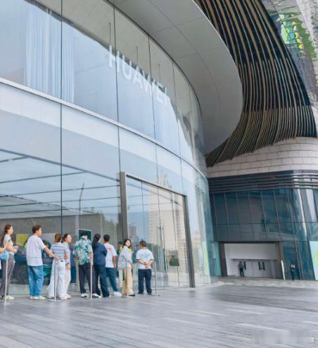 9月9日，全球首款阔直板华为Pura X View正式开售，线上商城、线下门店同步铺货。首销日有多火？据知情人士透露，华为Pura X View当天销量达到18万台#华为阔直板首日销量破18万#，交出惊艳首销日成绩单，线上线下掀起抢购热潮#华为阔直板首销销量曝光#。这份热度并非突然——大阔折华为Pura X Max上市4 ​