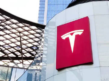 h一边是跌入冰点的汽车销量，一边是狂飙突进的AI野心，马斯克在特斯拉史...