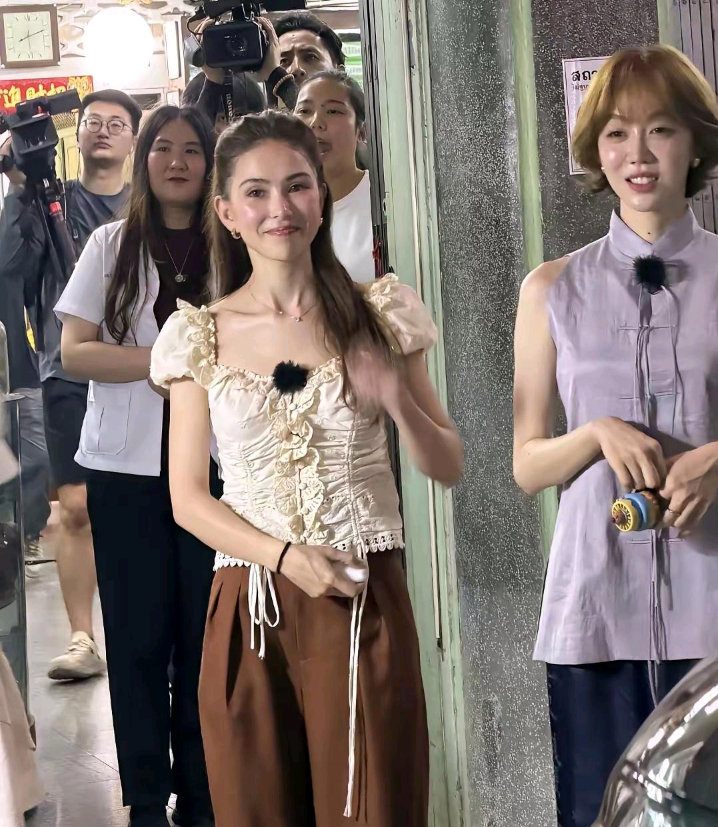 我朋友线下见过昆凌，跟我说了句实在话，昆凌本人和网上想象的不太一样，虽说自带天王嫂光环，但一点不端架子，待人特别温柔。 ​