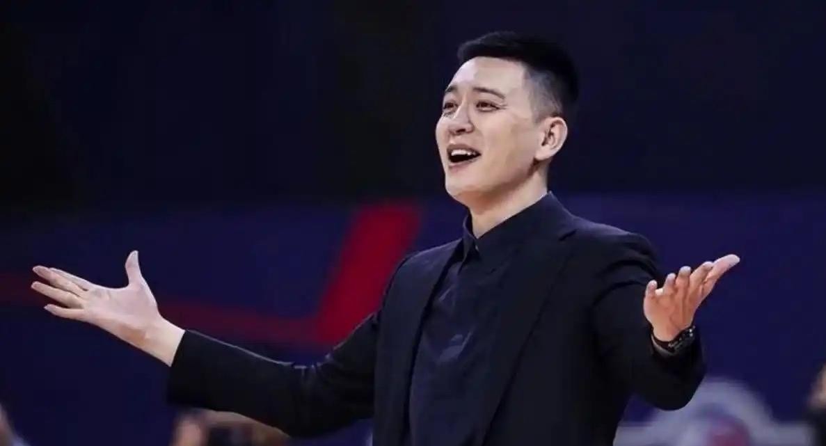 杨鸣在解说席上轻描淡写的一句“休赛期差点就签了新球队”，直接把休赛期的谜团给挑明了。
很多人纳闷，带着辽宁队拿过冠军的少帅，怎么就突然甘心坐在演播室里当嘉宾？
台面上给的说法挑不出一点毛病。
他说自己想歇歇、沉淀沉淀，多研究现在国际上的技战术打法和裁判吹罚尺度，顺便换个视角看球。
这话听听就