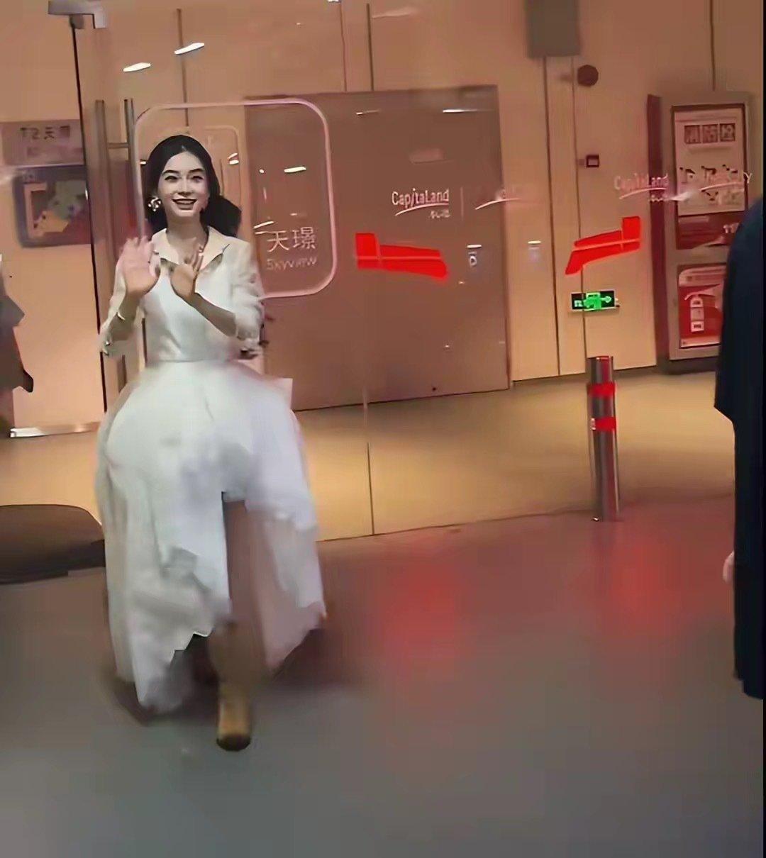 杨颖杭州线下活动人气曝光！离开黄晓明4年，她却活成了这样 ​