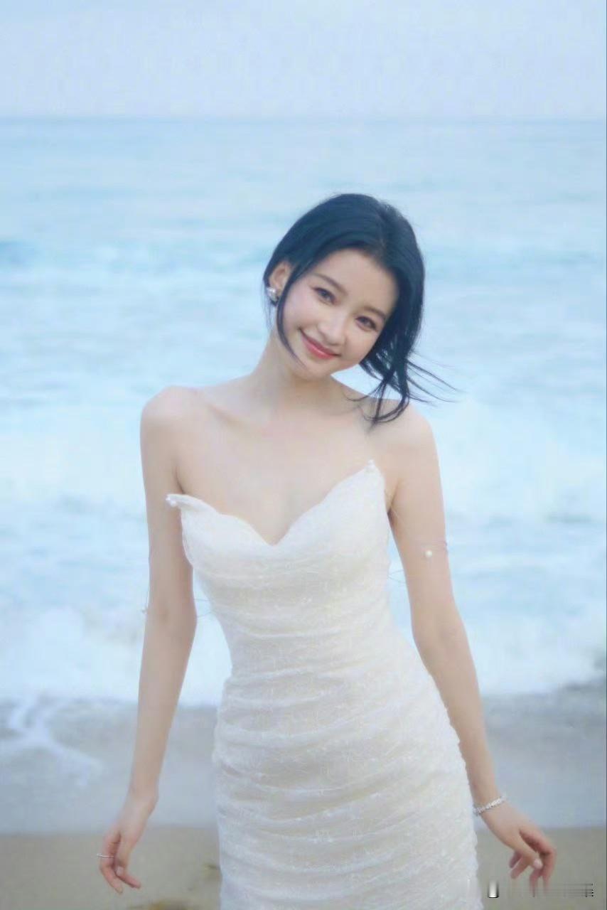 一袭白色短裙，姐姐的牛奶肌好让人羡慕 ​​​