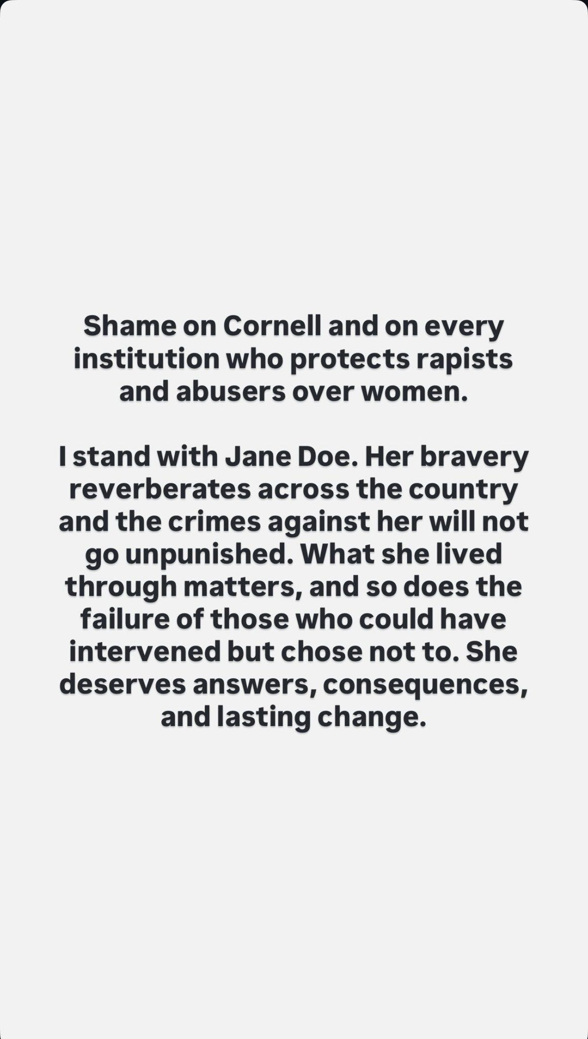 【 💪女王发言】娅娅 Olivia 通过 Instagram story 分享了 Cornell University 强奸案的相关动态。

“Cornell 可耻，每一个在女性与强奸犯、施暴者之间选择庇护后者的机构都可耻。
我与 Jane Doe 站在一起。她的勇敢正在全国激起回响，针对她的罪行必将受到惩罚。她的遭遇值得被正视，那些本可出手 ​